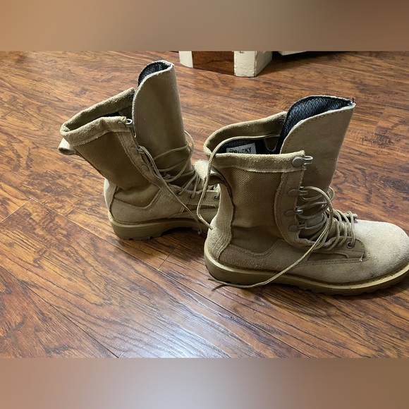 Work boots, size 5.5 in men’s and fits like a 7.5 in women’s - Picture 1 of 3